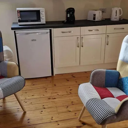 Seaside Haven Retreat - Sleeps 2 Parking & Garden *